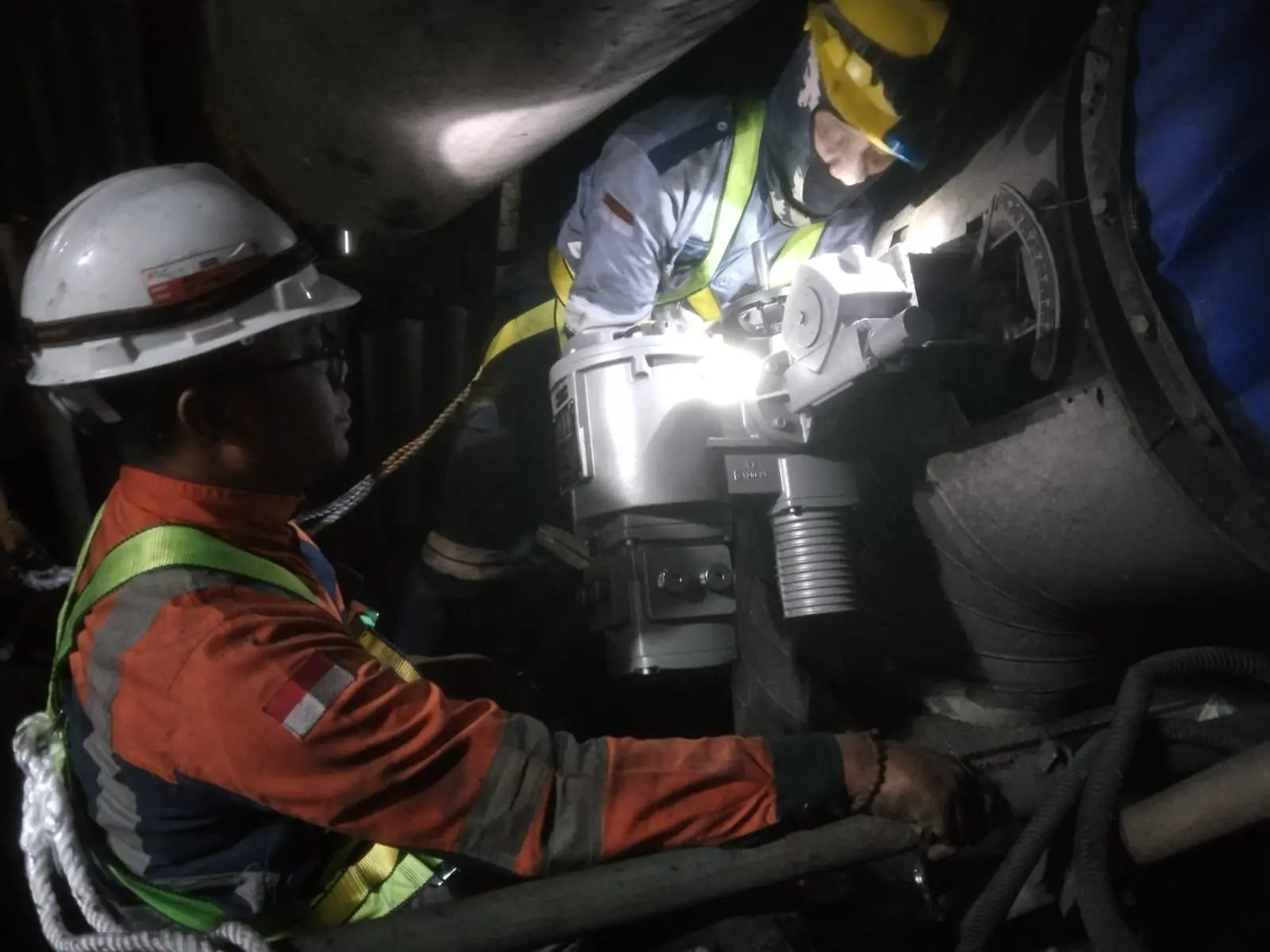 Teknisi TSI melakukan overhaul AUMA SA actuator di PT PLNSC - PLTU Tenayan, Riau